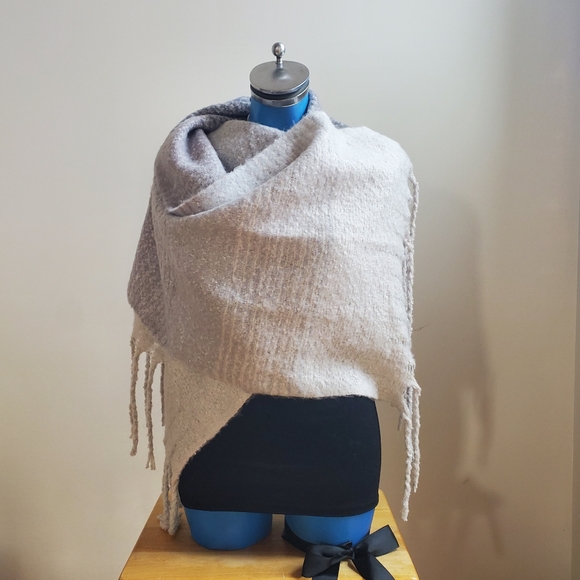 Mer | Sea & Co. Shawl - Picture 6 of 12